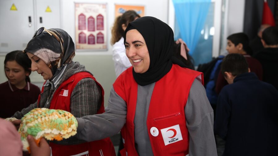 Bursa’da hayırseverin ördüğü atkı ve bereler, Türk Kızılay aracılığıyla Erzurum’daki çocuklara hediye edildi
