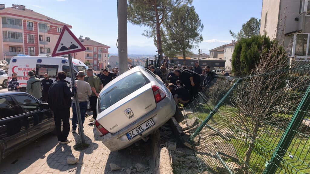 Bursa’da park halindeyken hareket eden otomobilin çarptığı çocuk öldü, dedesi ve kardeşi yaralandı