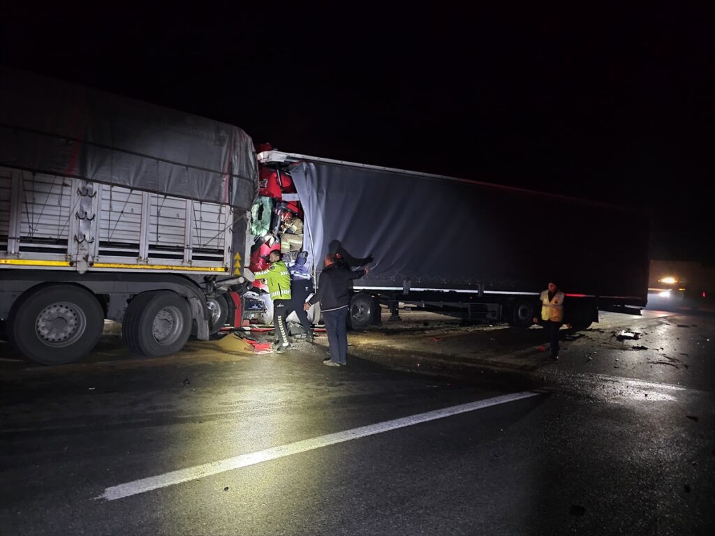 Bursa’da tıra arkadan çarpan tırın sürücüsü öldü