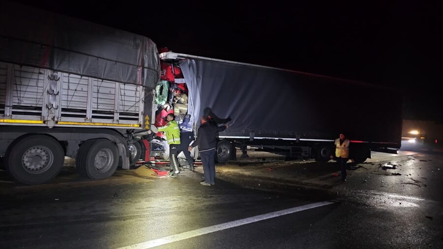 Bursa’da tıra arkadan çarpan tırın sürücüsü öldü