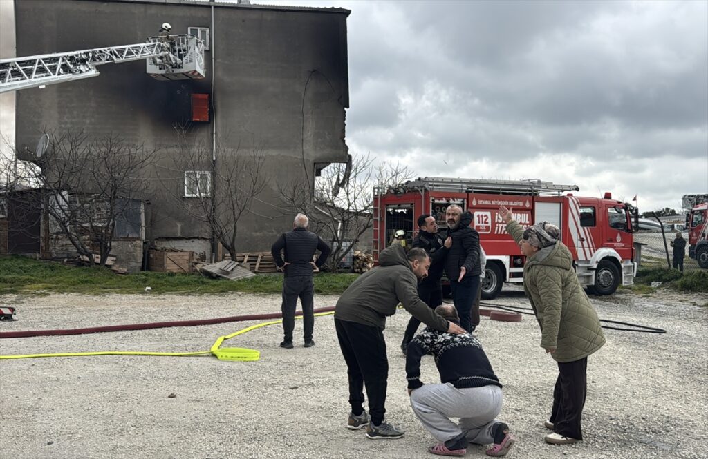 Büyükçekmece’de 3 katlı binada çıkan yangın söndürüldü