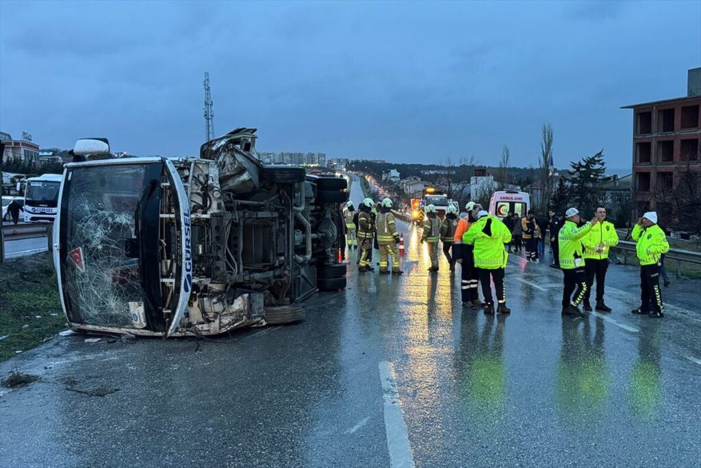 Büyükçekmece’de servis aracının devrilmesi sonucu 1 kişi ölü, 9 kişi yaralandı