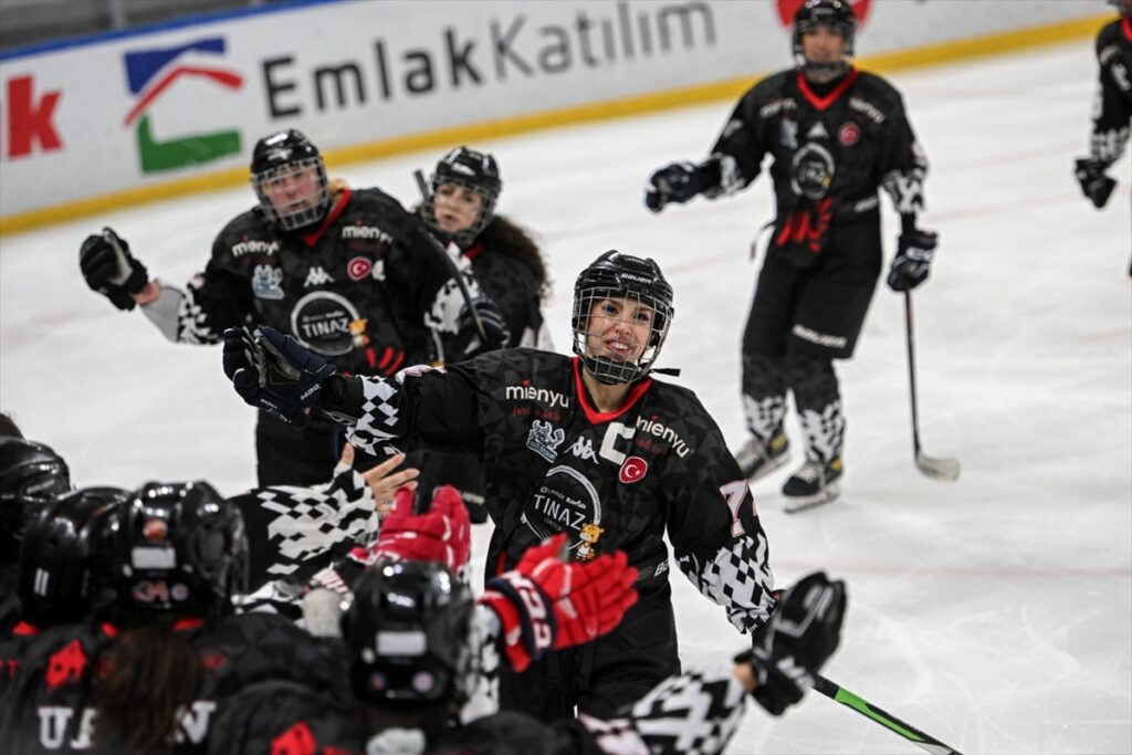 Buz Hokeyi Kadınlar Süper Lig’de şampiyon “Buzadam”