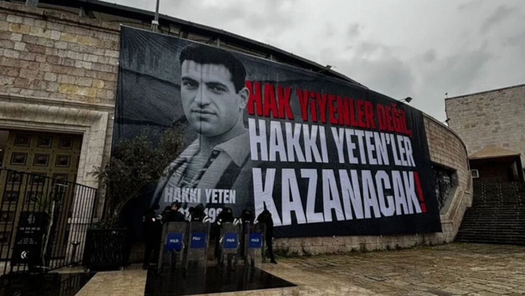 Beşiktaş’tan Hakkı Yeten’e Özel Pankart Açıldı