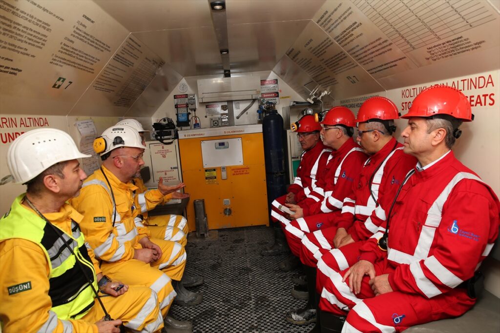 Çalışma ve Sosyal Güvenlik Bakanı Işıkhan, bakır madeninde işçilerle sahur yaptı