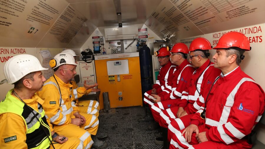 Çalışma ve Sosyal Güvenlik Bakanı Işıkhan, bakır madeninde işçilerle sahur yaptı
