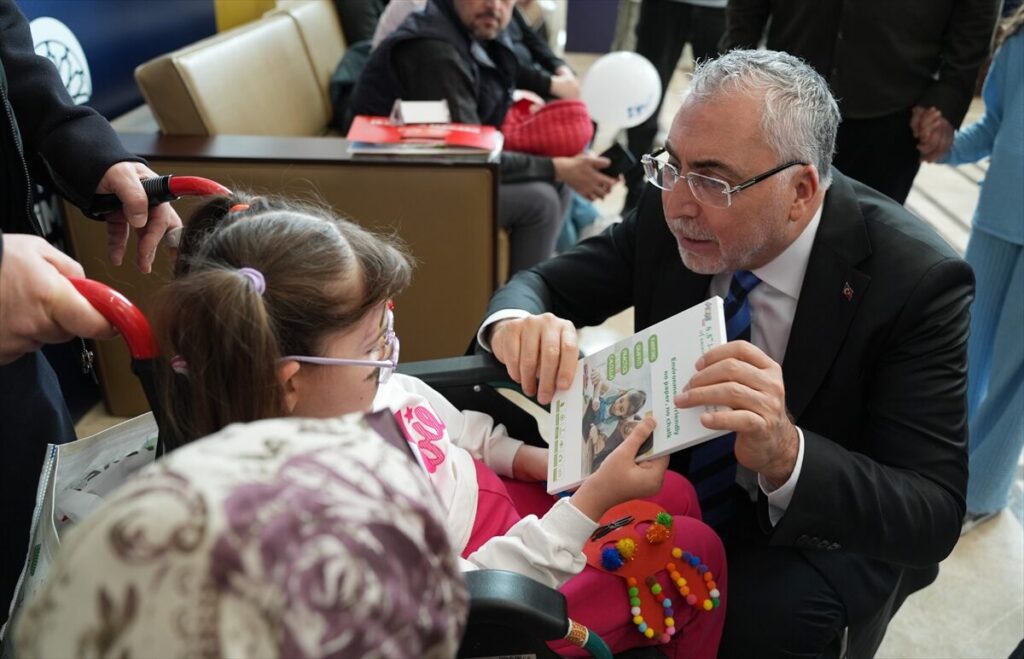 Çalışma ve Sosyal Güvenlik Bakanı Işıkhan, “Külliye’de Ramazan” etkinlik alanını ziyaret etti: