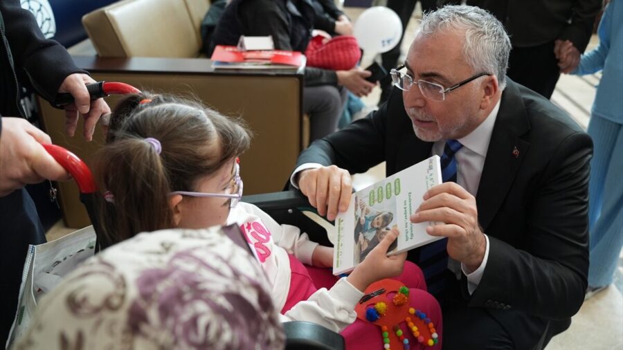 Çalışma ve Sosyal Güvenlik Bakanı Işıkhan, “Külliye’de Ramazan” etkinlik alanını ziyaret etti: