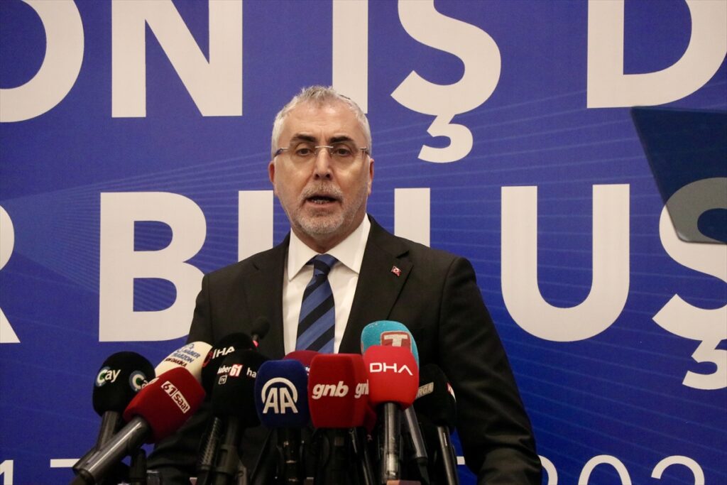 Çalışma ve Sosyal Güvenlik Bakanı Işıkhan, Trabzon’da iş insanlarıyla iftarda bir araya geldi: