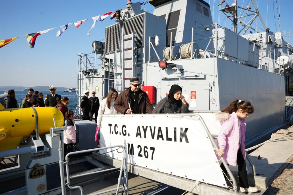 Çanakkale’de Deniz Kuvvetleri Komutanlığı gemileri ziyarete açıldı