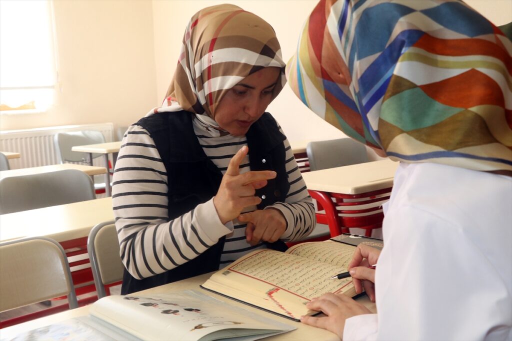 Çankırı’da işitme engelli kadınlar işaret diliyle Kur’an-ı Kerim öğreniyor