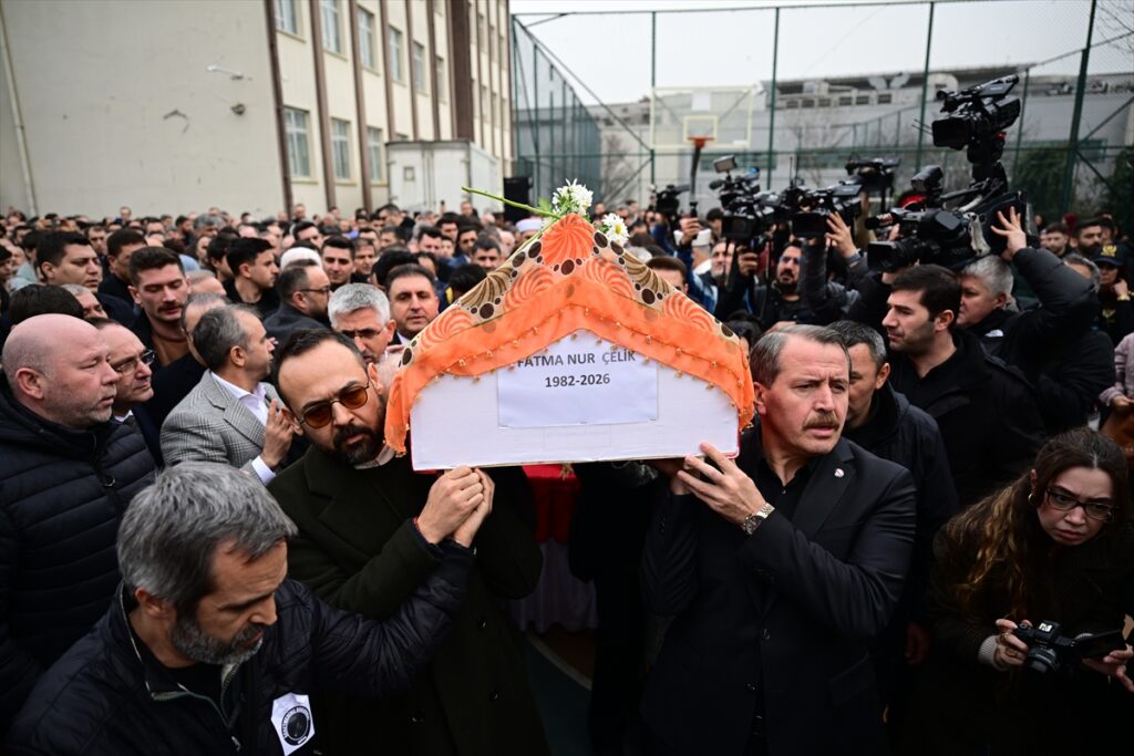 Çekmeköy’de öğrencisinin bıçaklı saldırısında hayatını kaybeden öğretmen için okulunda tören düzenlendi