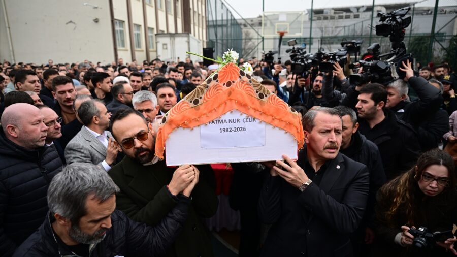 Çekmeköy’de öğrencisinin bıçaklı saldırısında hayatını kaybeden öğretmen için okulunda tören düzenlendi