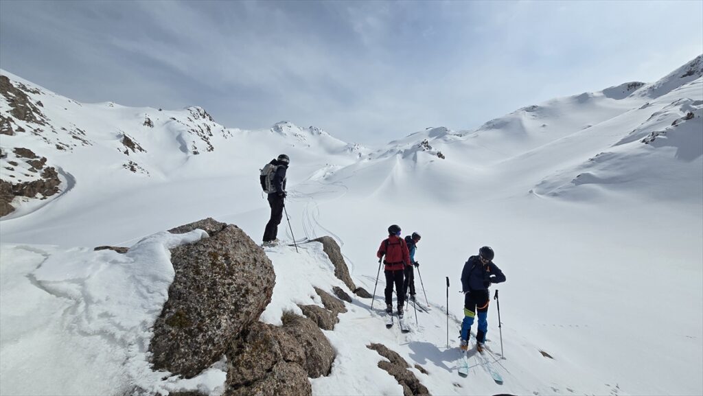 Çekya ve İsviçre’den gelen dağcılar Hakkari’de dağ kayağı yaptı