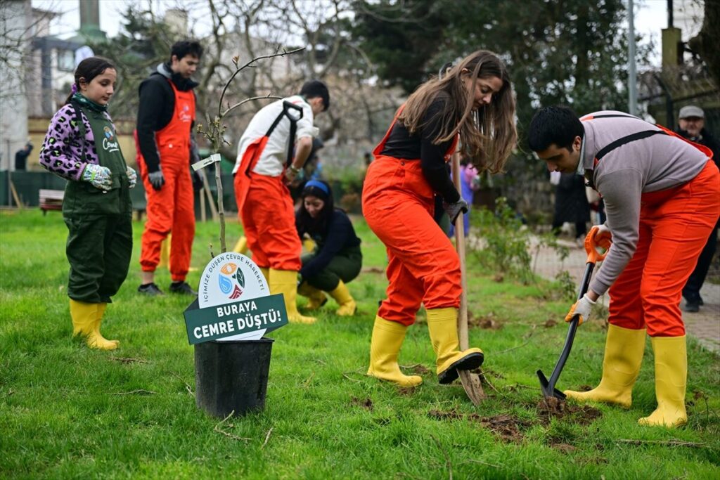 Cemre Vakfı gönüllüleri huzurevi sakinleriyle bostan kurdu