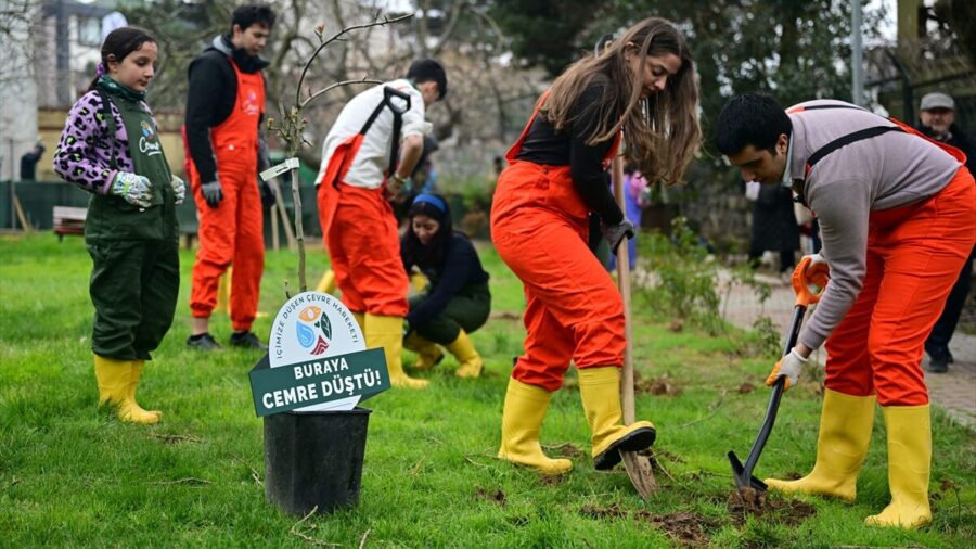 Cemre Vakfı gönüllüleri huzurevi sakinleriyle bostan kurdu