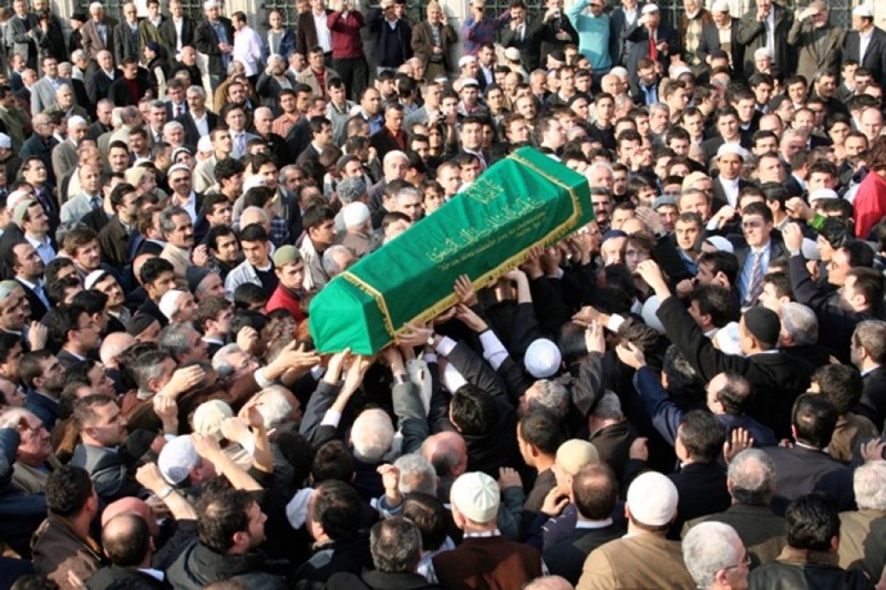 Cenazeyi görenin saygı duruşuna kalkması