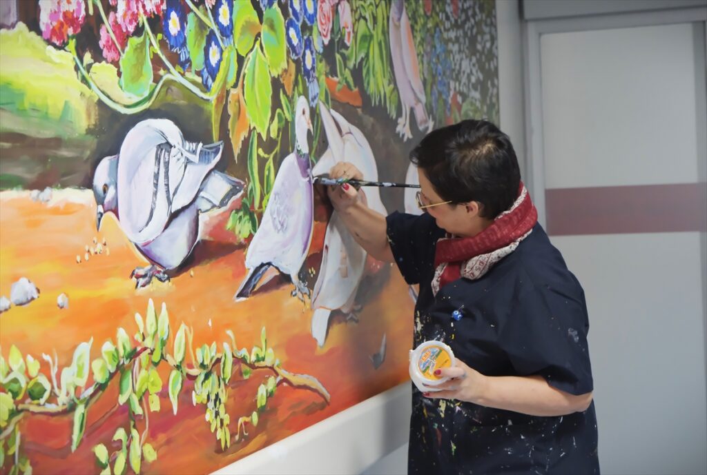 Çocukların moral bulması için hastane duvarlarını resimlerle renklendirdi