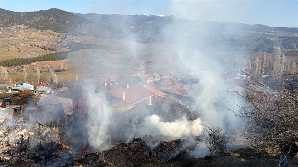 Çorum’da çıkan yangında 2 ev ile ambar zarar gördü