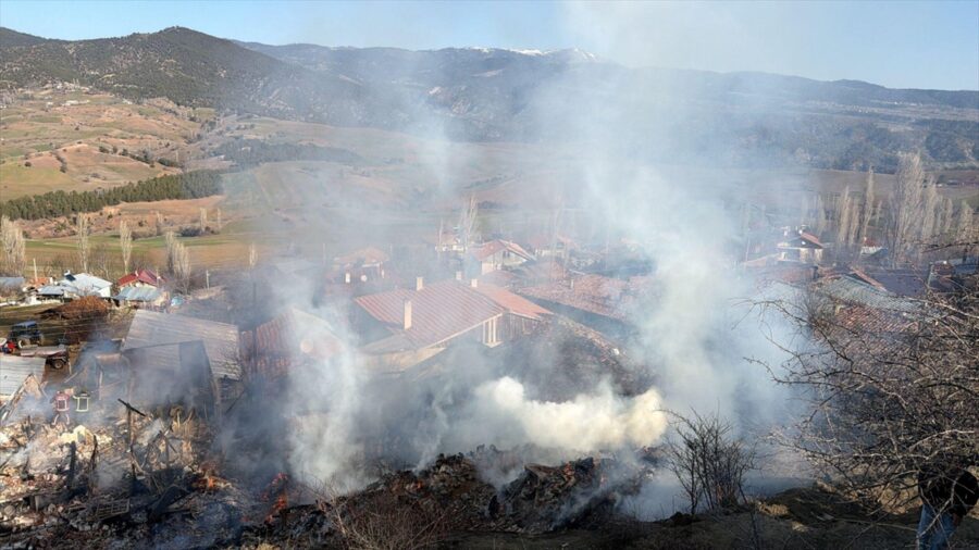 Çorum’da çıkan yangında 2 ev ile ambar zarar gördü
