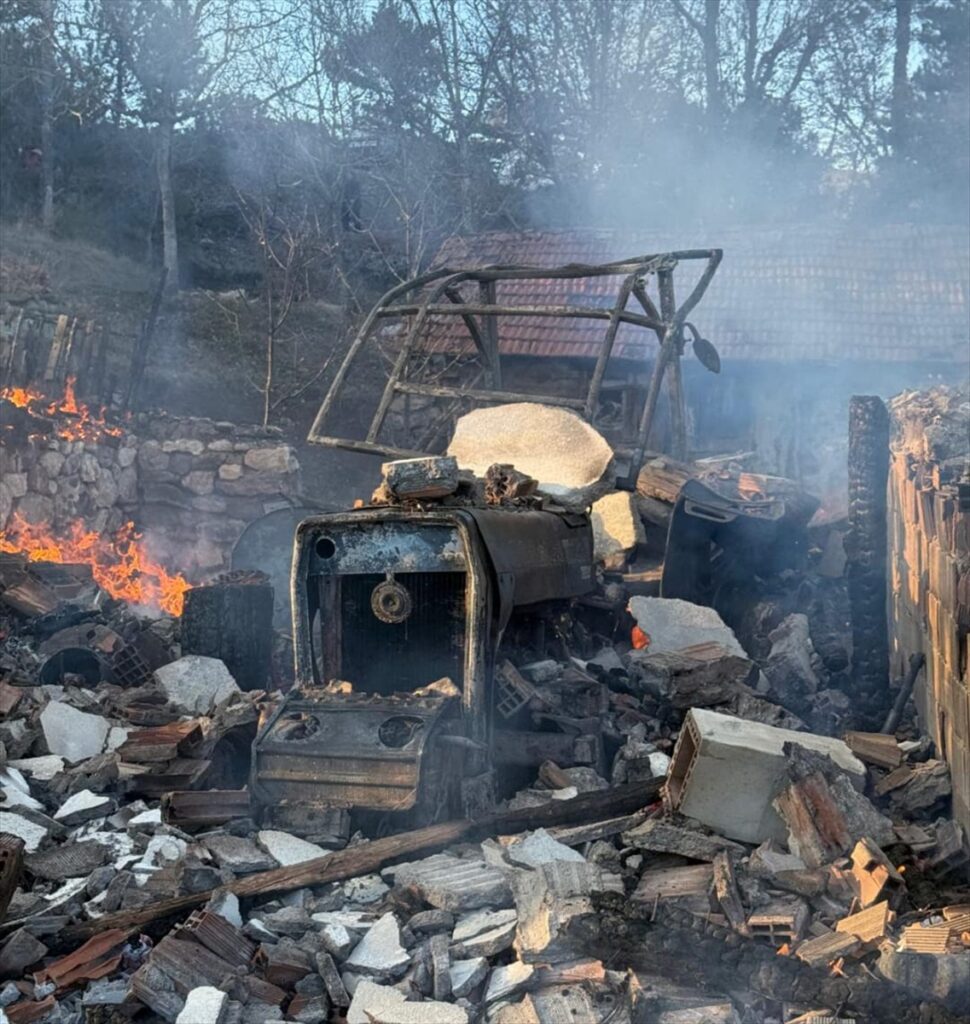 Çorum’da çıkan yangında 2 katlı ev, samanlık ve traktör yandı