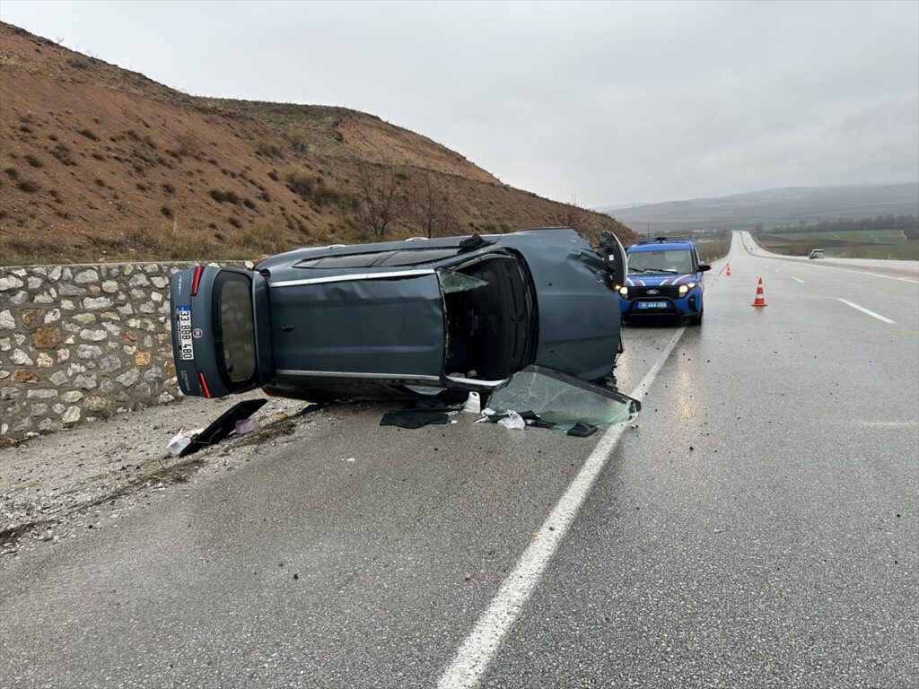 Çorum’da devrilen otomobildeki 5 kişi yaralandı