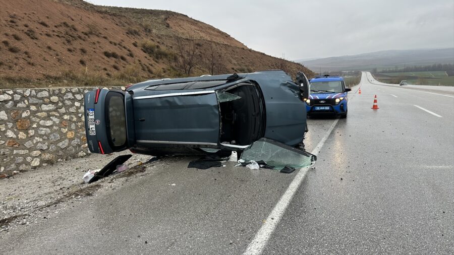 Çorum’da devrilen otomobildeki 5 kişi yaralandı