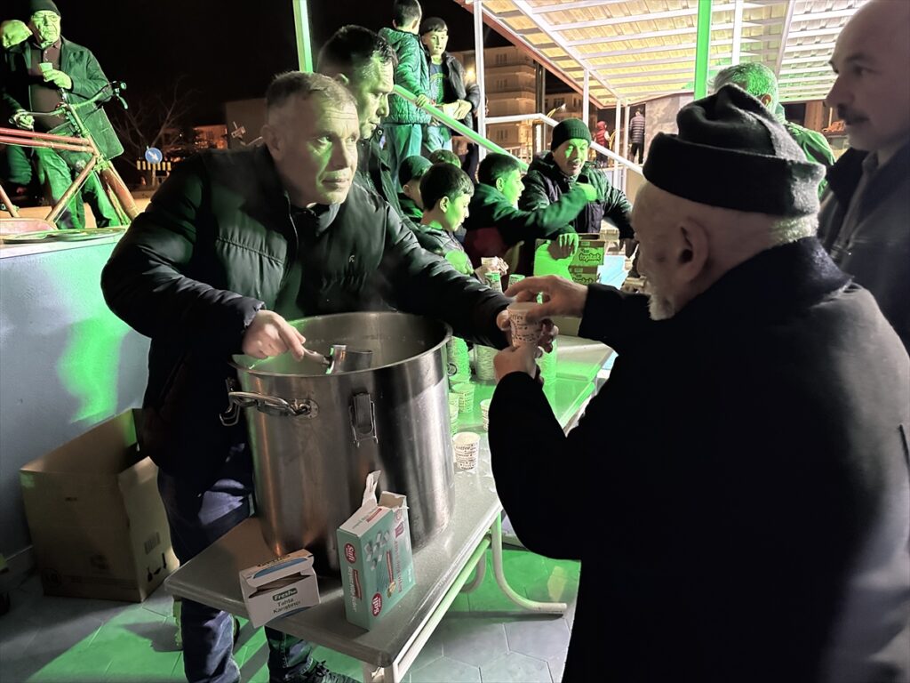 Çorum’da Kadir Gecesi dolayısıyla vatandaşlara yaklaşık 100 kilogram süt ikram edildi