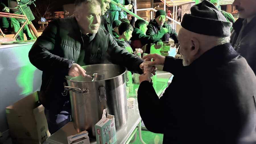 Çorum’da Kadir Gecesi dolayısıyla vatandaşlara yaklaşık 100 kilogram süt ikram edildi