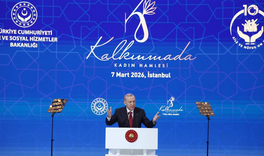 Cumhurbaşkanı Erdoğan: “Bir anne, eş, kardeş, yoldaş ve evlat olarak hayatımıza anlam katan, değer katan tüm kadınların 8 Mart Dünya Kadınlar Günü’nü şimdiden kutluyorum.”