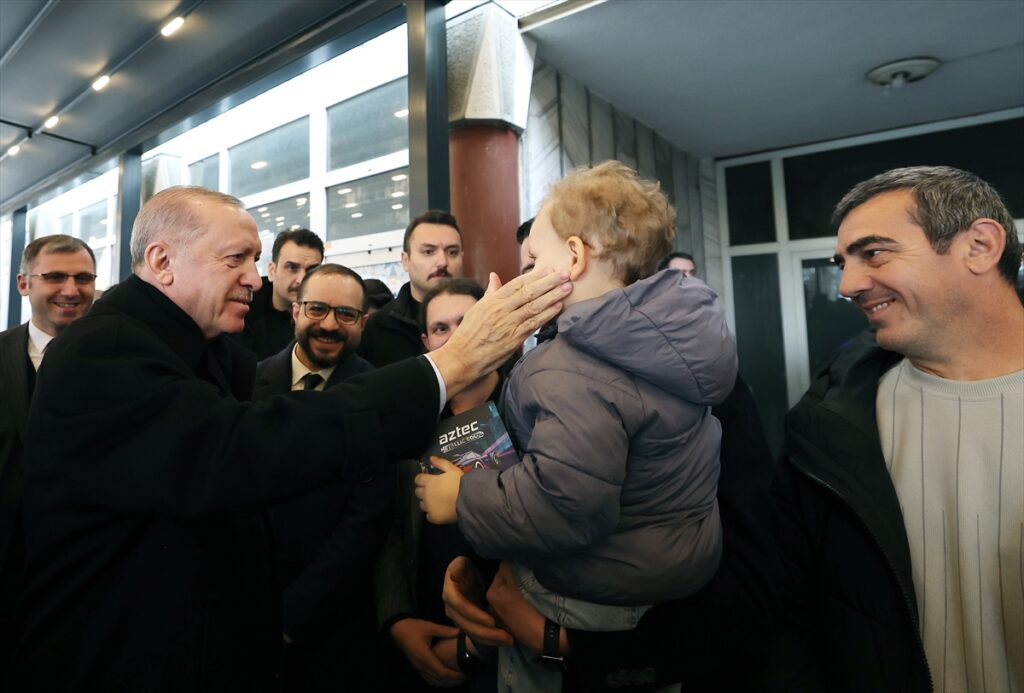 Cumhurbaşkanı Erdoğan, cuma namazını Merkez Sahil Camisi’nde kıldı