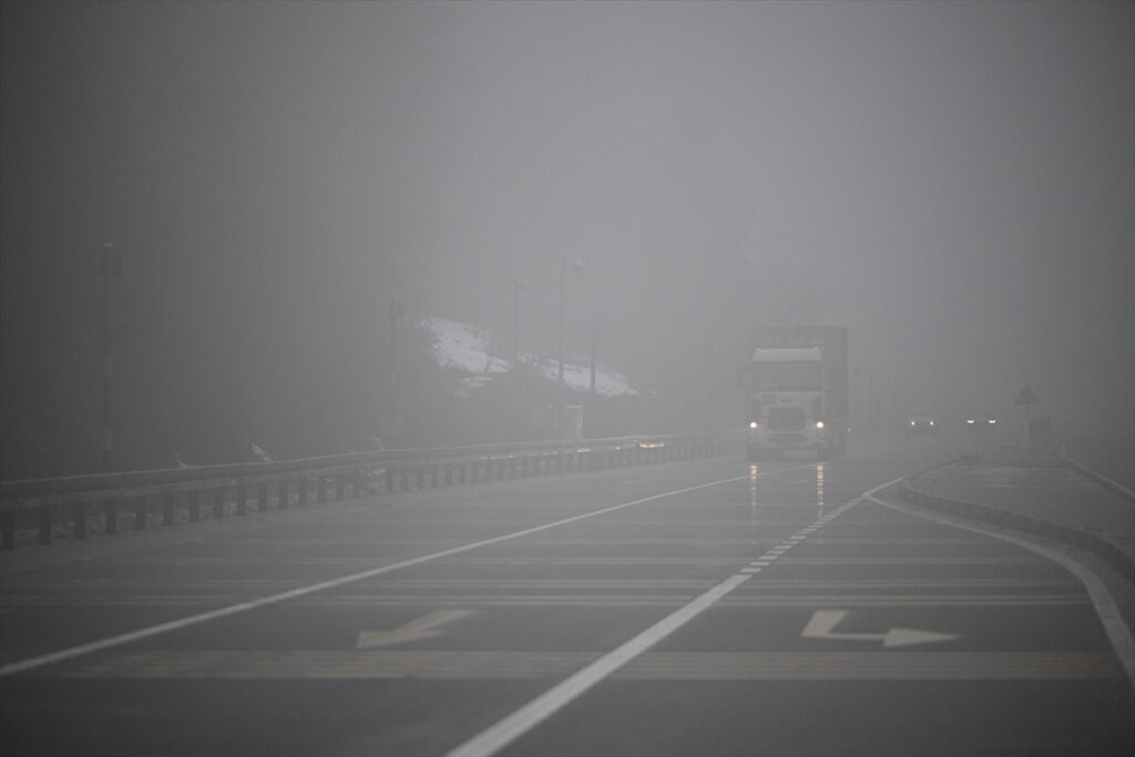 D-100 kara yolunun Bolu Dağı geçişinde sis etkili oldu