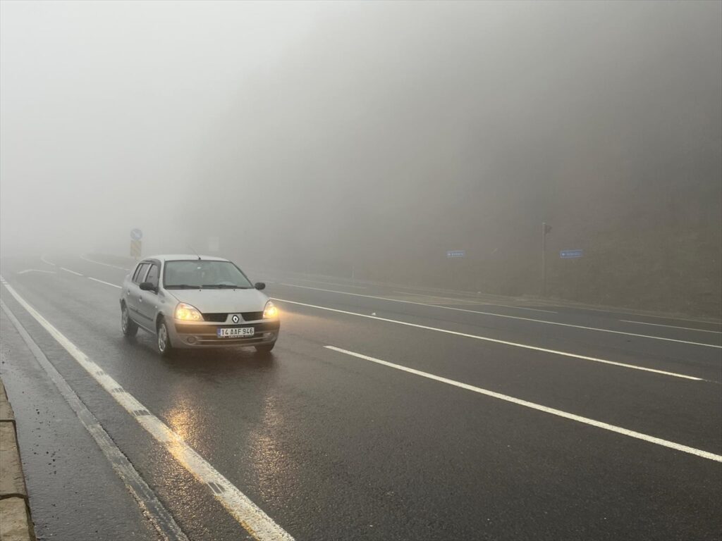 D-100 kara yolunun Bolu Dağı geçişinde sis ve sağanak etkili oldu