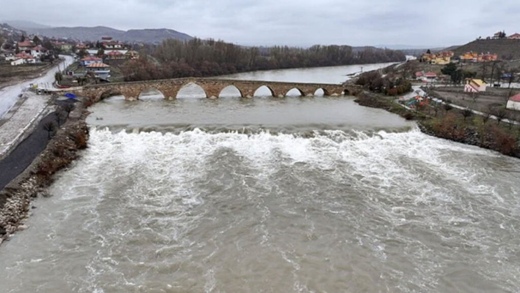 Kızılırmak Su Seviyesi Tarihi Köprüyü Canlandırdı