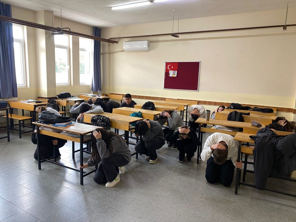 Datça’da deprem haftası kapsamında farkındalık eğitimi ve tatbikat yapıldı