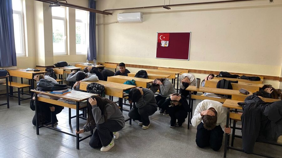 Datça’da deprem haftası kapsamında farkındalık eğitimi ve tatbikat yapıldı