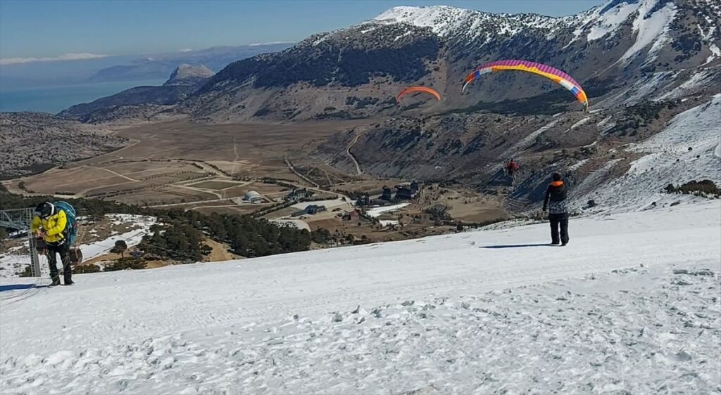 Davraz Kayak Merkezi yamaç paraşütü tutkunlarını da ağırlıyor