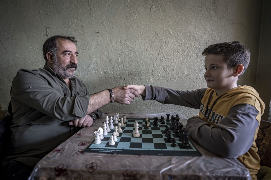 Dedelerden torunlarına “şah mat”