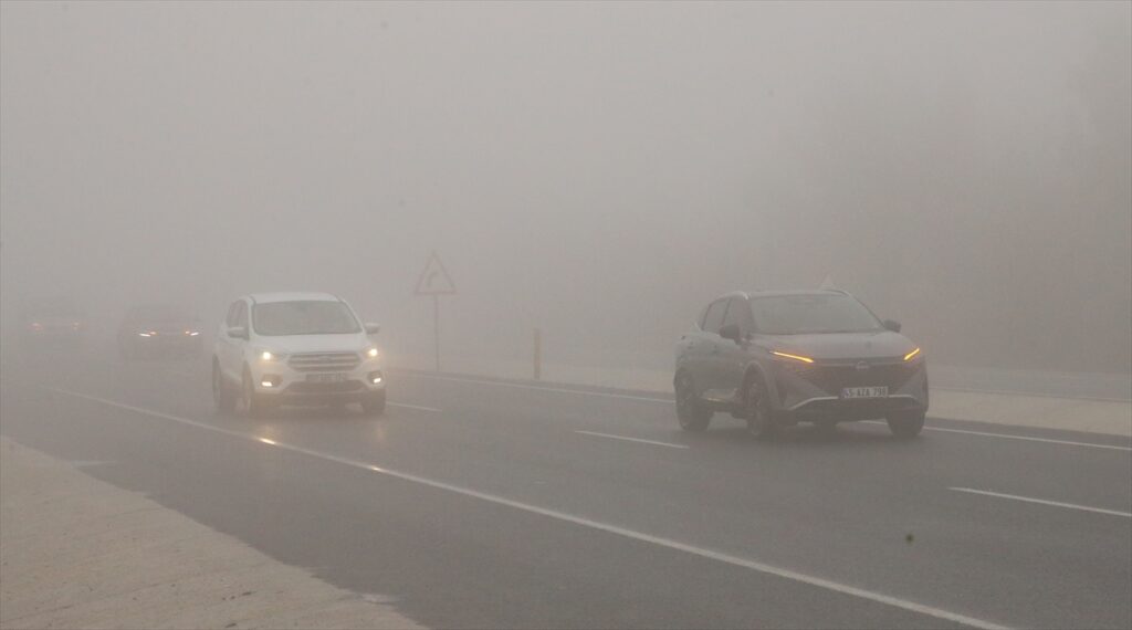 Denizli’de sis ulaşımda aksamalara neden oldu