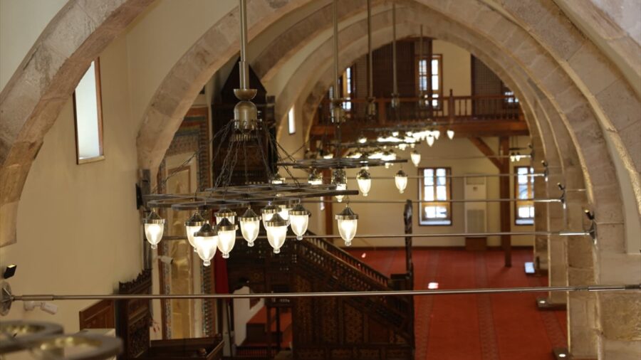 Depremde hasar gören Kahramanmaraş’ın simgelerinden Ulu Cami yeniden ibadete açıldı