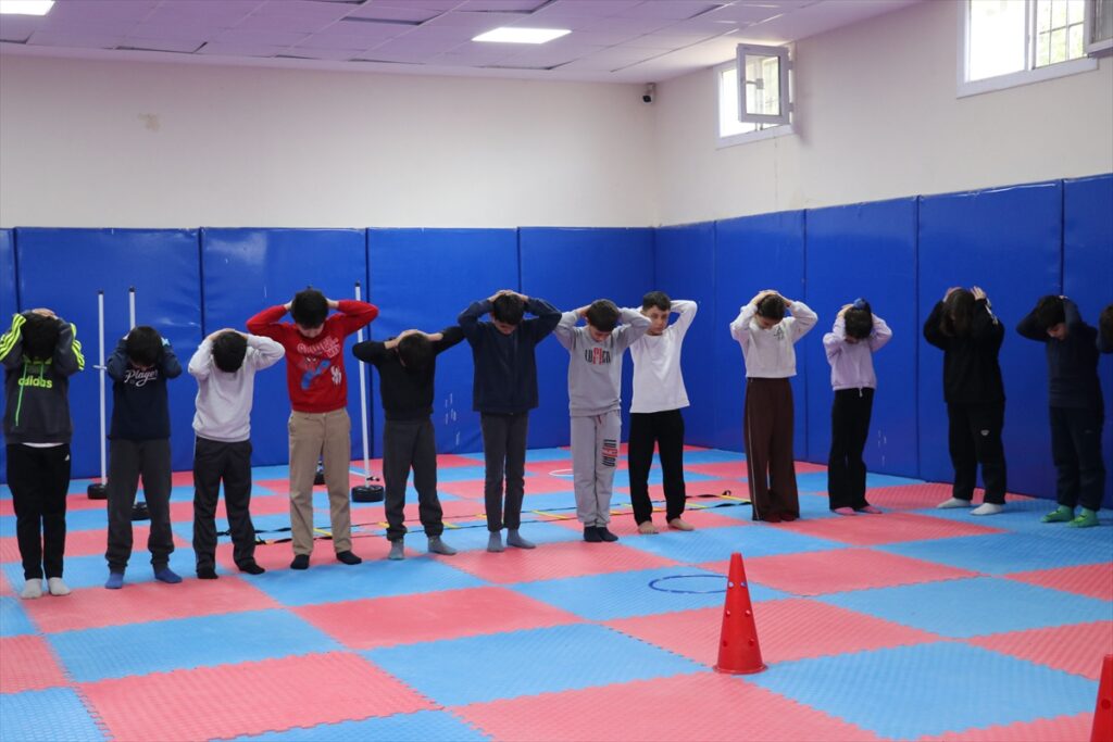 Depremzede ilkokul öğrencileri, farklı spor dallarıyla tanışıyor