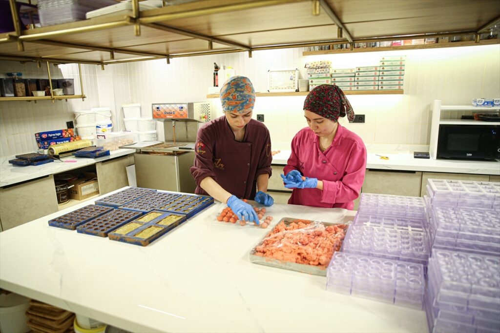 Devlet desteğiyle kurduğu imalathanede hemcinsleriyle çikolata üretiyor