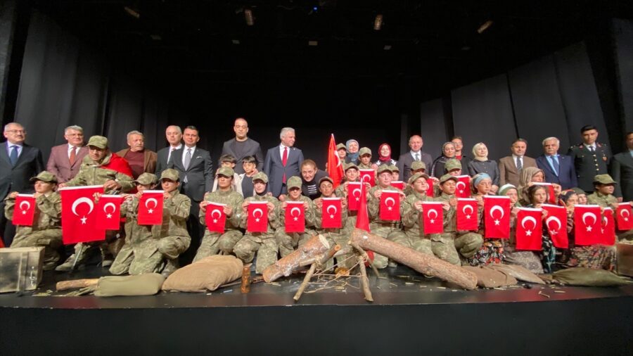 Devlet korumasındaki kız çocukları Çanakkale ruhunu sahneye taşıdı