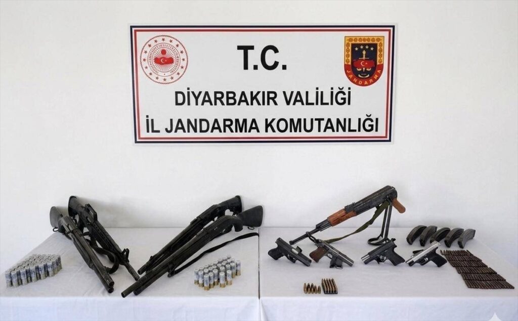 Diyarbakır’da düzenlenen operasyonlarda silah ve mühimmat ele geçirildi
