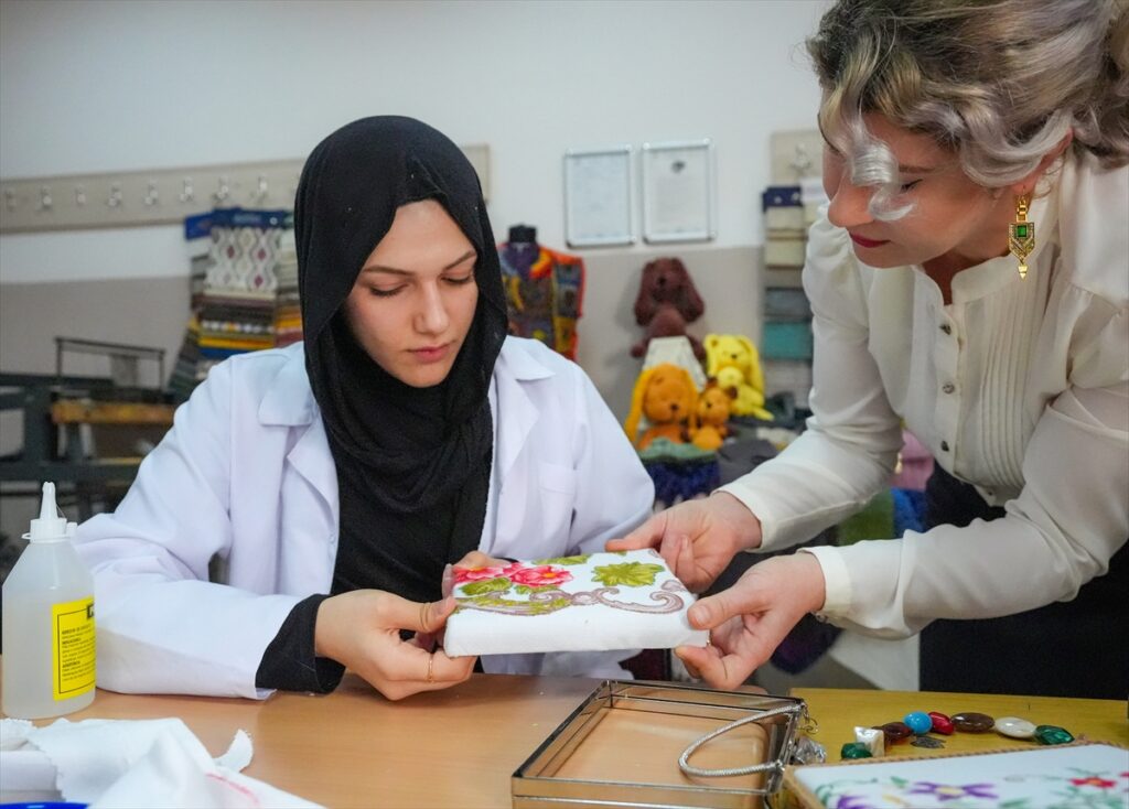 Diyarbakır’da eskiyen çeyizlik ürünler “sıfır atık” temasıyla çantaya dönüştürülüyor