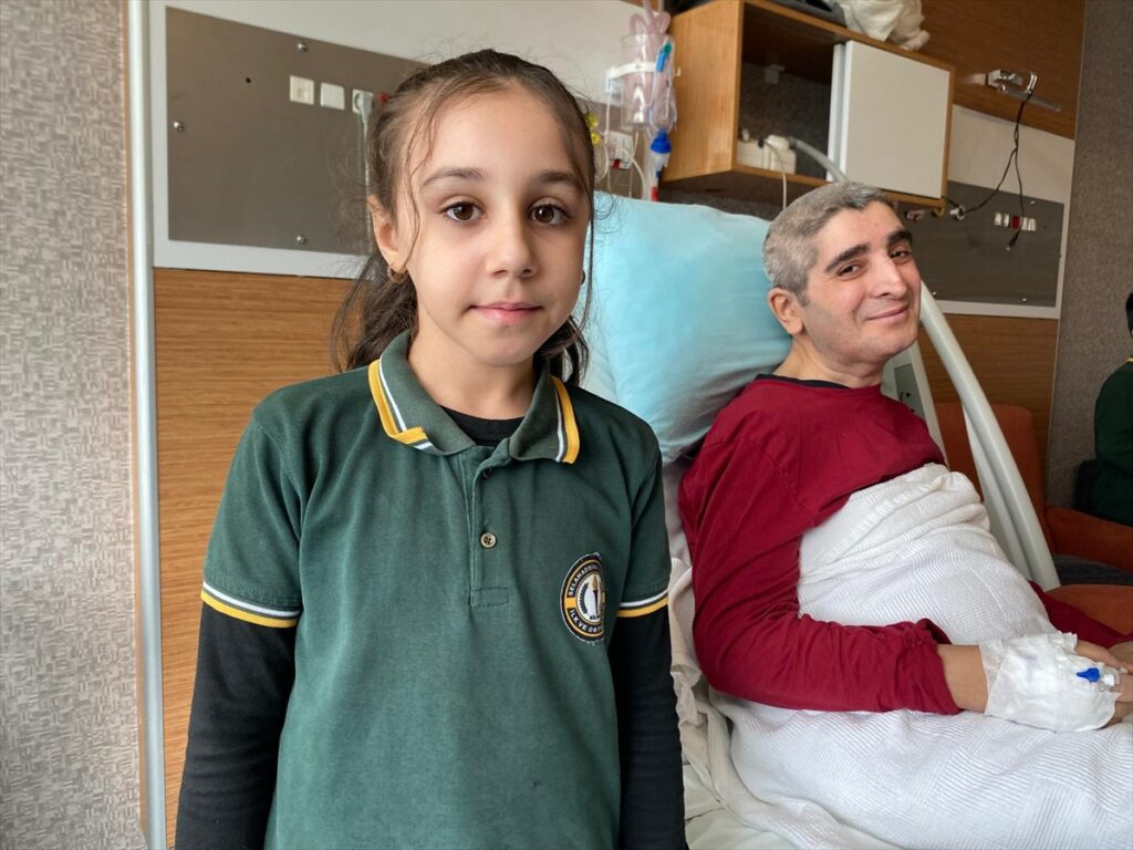 Diyarbakır’da minik öğrencilerin okuduğu hikayeler hastalara moral oluyor