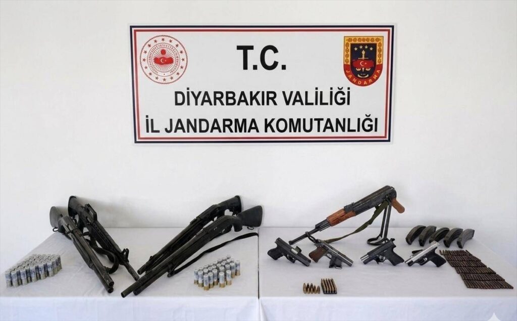 Diyarbakır’da operasyonlarda silah ve mühimmat ele geçirildi