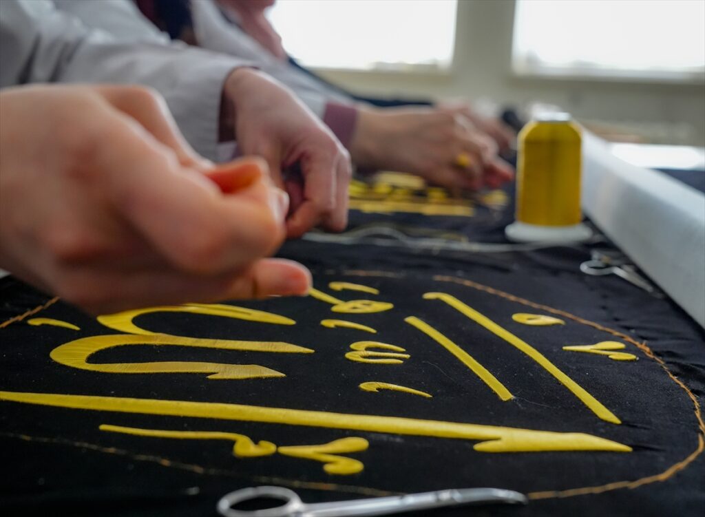 Diyarbakır’da usta öğreticiler Esma-ül Hüsna’yı el emeğiyle işliyor