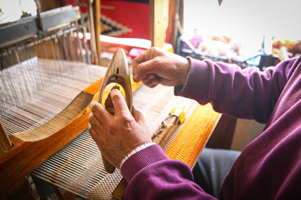 Dokumacılığı yaşatmak için atölyesindeki tezgahı evine taşıdı