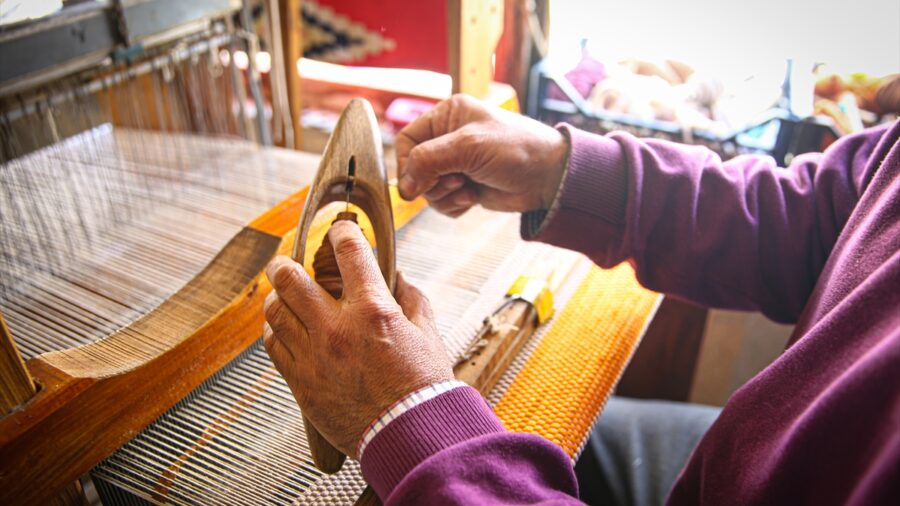 Dokumacılığı yaşatmak için atölyesindeki tezgahı evine taşıdı